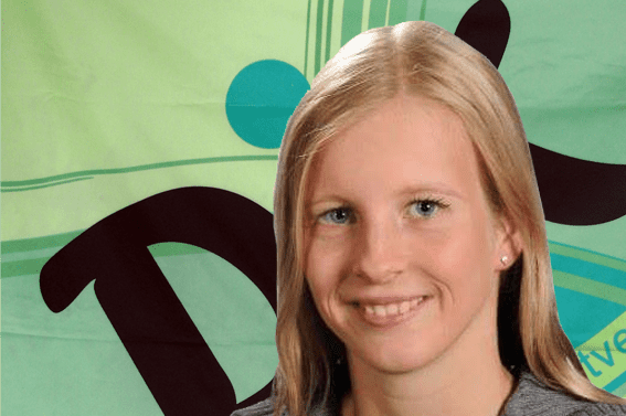 Portr&auml;t einer l&auml;chelnden Frau mit blonden Haaren vor einem bunten Hintergrund mit dem Schriftzug "D".