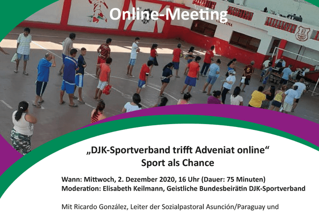 Gruppen von Menschen stehen in einer Sporthalle, w&auml;hrend sie an einem Online-Meeting teilnehmen. Bunte T-Shirts sind sichtbar.