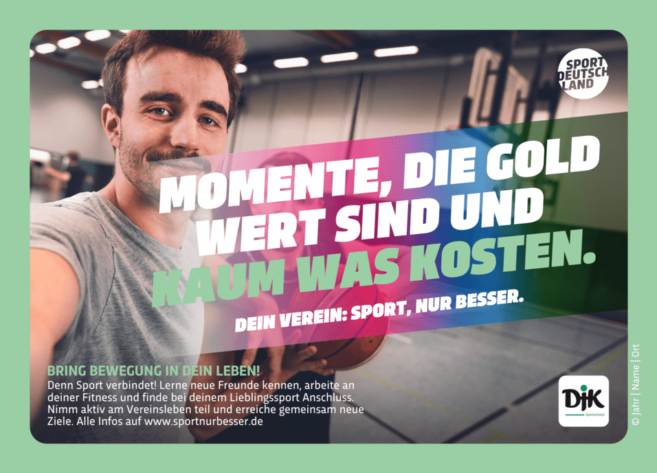 Junger Mann mit Basketball l&auml;chelt in der Sporteinrichtung, umgeben von Sportequipment und Motivationsslogan.