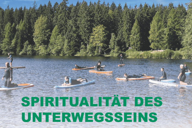 Stand-Up-Paddler auf einem ruhigen Gew&auml;sser, umgeben von B&auml;umen und blauem Himmel. Textfelder im Vordergrund.