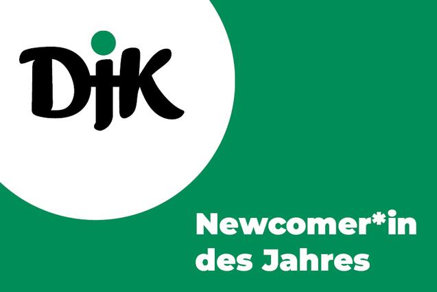 Logo der DJK mit der Aufschrift &bdquo;Newcomer*in des Jahres&ldquo; auf gr&uuml;nem Hintergrund.