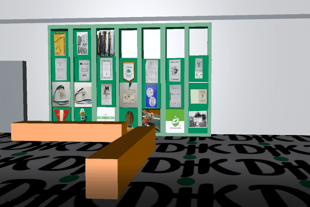 Theke mit zwei Sitzpl&auml;tzen vor einer Wand mit gerahmten Bildern und Urkunden in einem Raum mit Teppichboden.