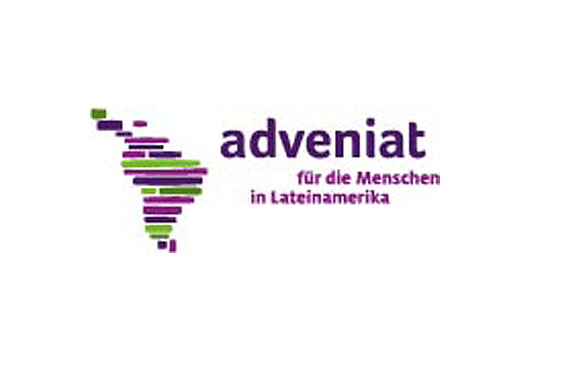 Logo von Adveniat mit stilisierter, bunter Abbildung eines Kontinents und dem Slogan &bdquo;f&uuml;r die Menschen in Lateinamerika&ldquo;.