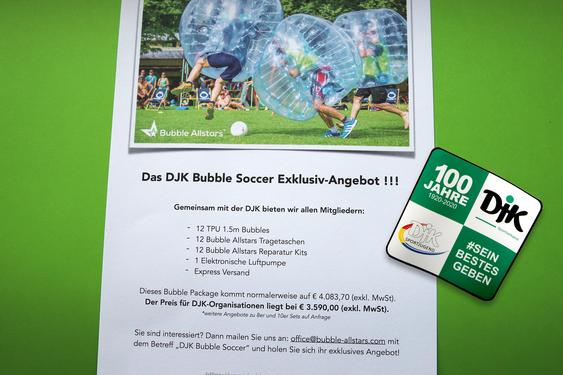 Werbung f&uuml;r DJK Bubble Soccer mit Preisangebot und Bild von Spielern in aufblasbaren Bubbles auf einer gr&uuml;nen Wiese.