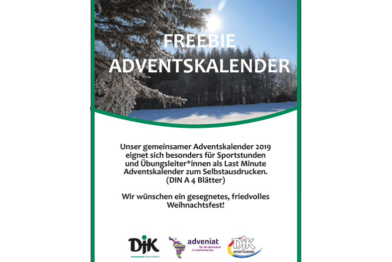 Motiv eines Adventskalenders mit verschneiter Landschaft, Text&uuml;berlagerung mit Informationen und W&uuml;nschen f&uuml;r Weihnachten.
