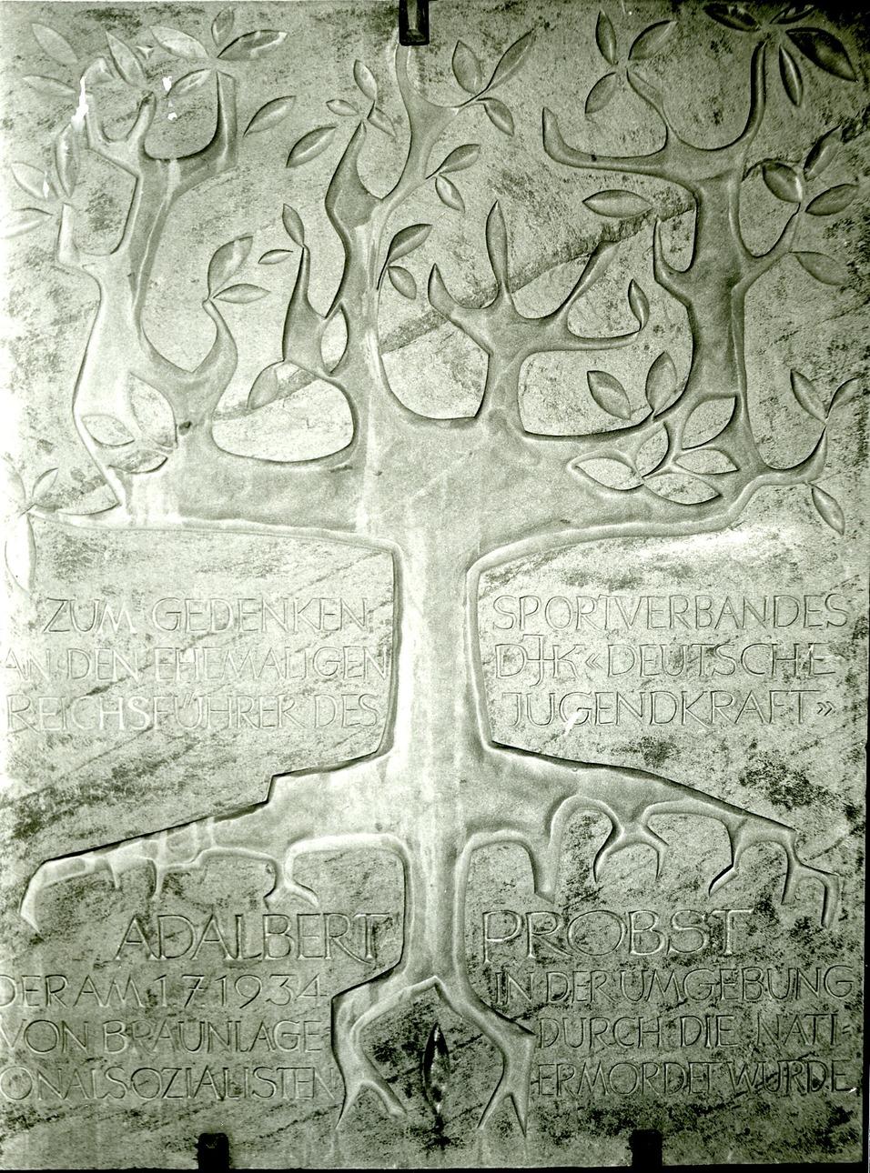 Relief eines Baumes mit einge&auml;tztem Text zum Gedenken an die Opfer des Rechtsradikalismus und die Erschossenen von 1934.