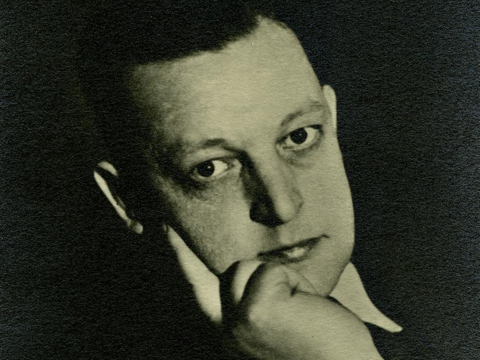 Schwarz-wei&szlig;-Portr&auml;t eines Mannes mit nachdenklichem Ausdruck, Hand am Kinn, signiert.