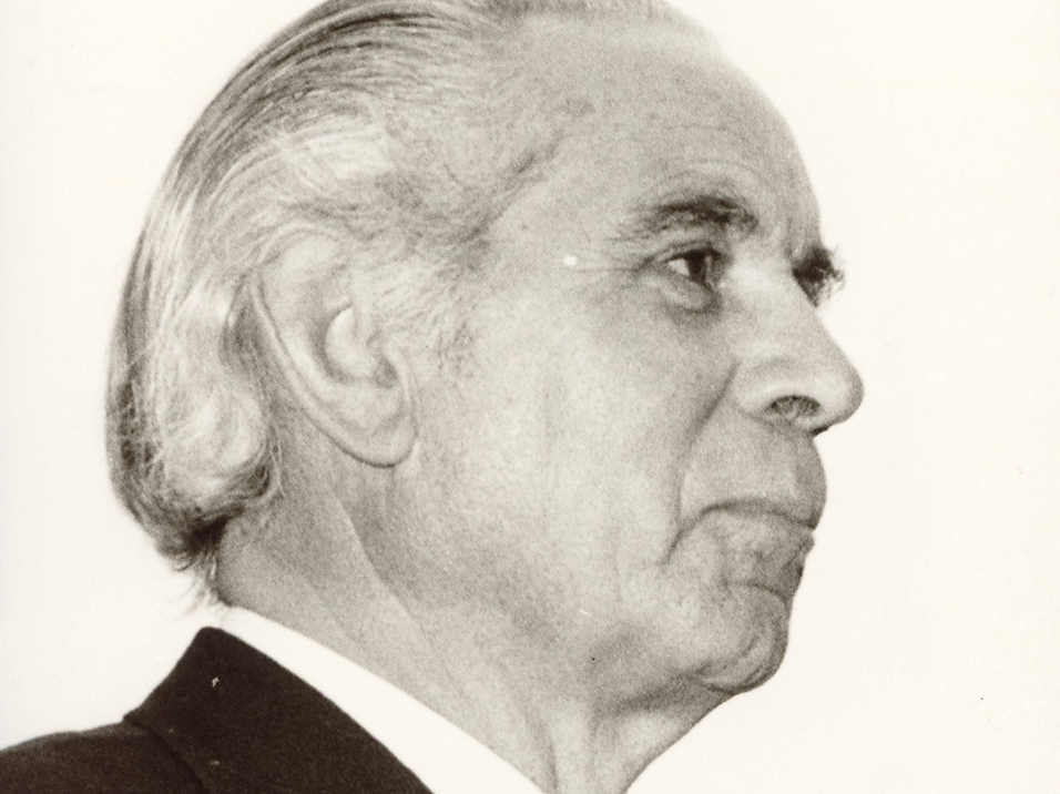 Portr&auml;t eines &auml;lteren Mannes mit grauem Haar und Anzug im Profil, neutraler Gesichtsausdruck auf hellem Hintergrund.