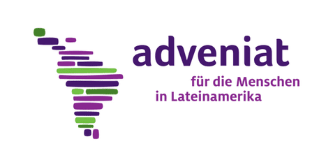 Logo von Adveniat mit stilisierter Lateinamerika-Karte und dem Text "f&uuml;r die Menschen in Lateinamerika" in lila und gr&uuml;n.