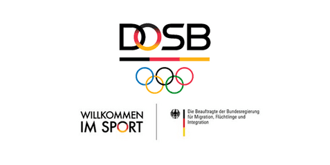 Logo des DOSB mit olympischen Ringen und dem Schriftzug "Willkommen im Sport" sowie dem Bundesministerium f&uuml;r Migration.
