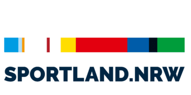 Logo von Sportland NRW mit verschiedenen farbigen Balken und dem Schriftzug &bdquo;SPORTLAND.NRW&ldquo; in dunkler Schrift.
