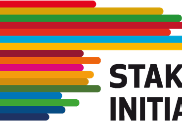 Logo der Stakeholder Initiative 2024 mit einem Fu&szlig;ball und bunten Linien im Hintergrund.