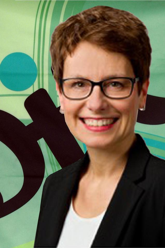 Portrait einer l&auml;chelnden Frau mit Brille in einem schwarzen Blazer vor buntem, grafischem Hintergrund.