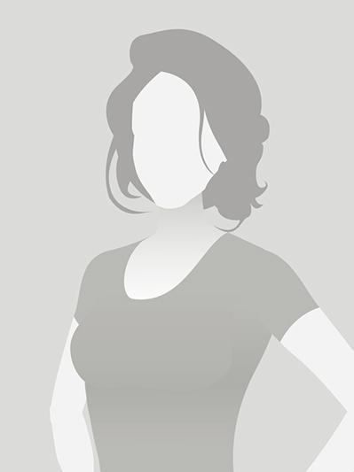 Silhouette einer Frau mit schulterlangen Haaren, die in einem eng anliegenden Oberteil steht. Hintergrund grau.