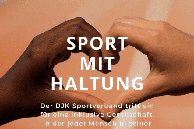 Zwei H&auml;nde, eine helle und eine dunkle, formen ein Herz auf einem Sportplatz mit dem Text &bdquo;Sport mit Haltung&ldquo;.