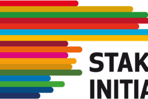 Logo der Stakeholder Initiative 2024 mit einem Fu&szlig;ball und bunten Linien im Hintergrund.