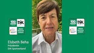 Videoaufnahme von Elsbeth Beha, Pr&auml;sidentin des DJK-Sportverbands, mit gr&uuml;ner Hintergrundgrafik.