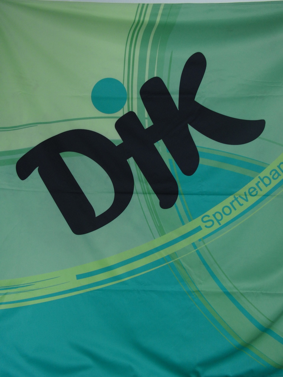 Gr&uuml;nes Banner mit dem Schriftzug &bdquo;Dik&ldquo; und dem Zusatz &bdquo;Sportverband&ldquo; in stilisierter Schrift.