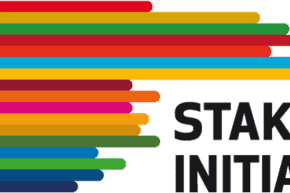 Logo der Stakeholder Initiative 2024 mit einem Fu&szlig;ball und bunten Linien im Hintergrund.