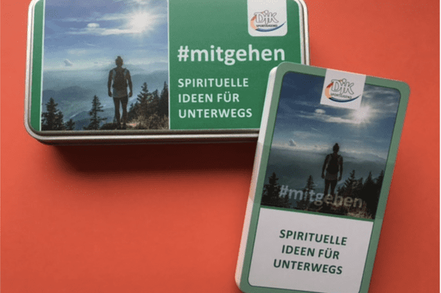 Bilder einer Geschenkbox und einer Kartenbox mit dem Titel &bdquo;#mitgehen - spirituelle Ideen f&uuml;r unterwegs&ldquo;.