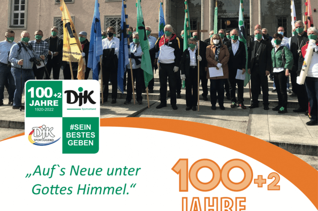 Gruppierung von Menschen mit Masken und Fahnen vor einem Geb&auml;ude, um das 100-j&auml;hriges Jubil&auml;um einer Sportorganisation zu feiern.