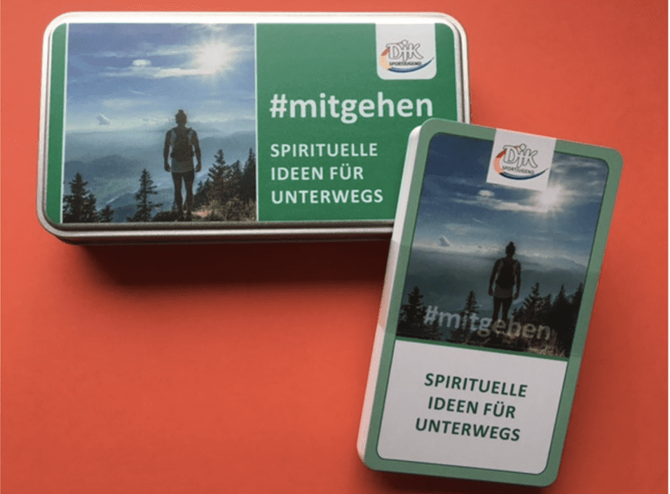 Bilder einer Geschenkbox und einer Kartenbox mit dem Titel &bdquo;#mitgehen - spirituelle Ideen f&uuml;r unterwegs&ldquo;.