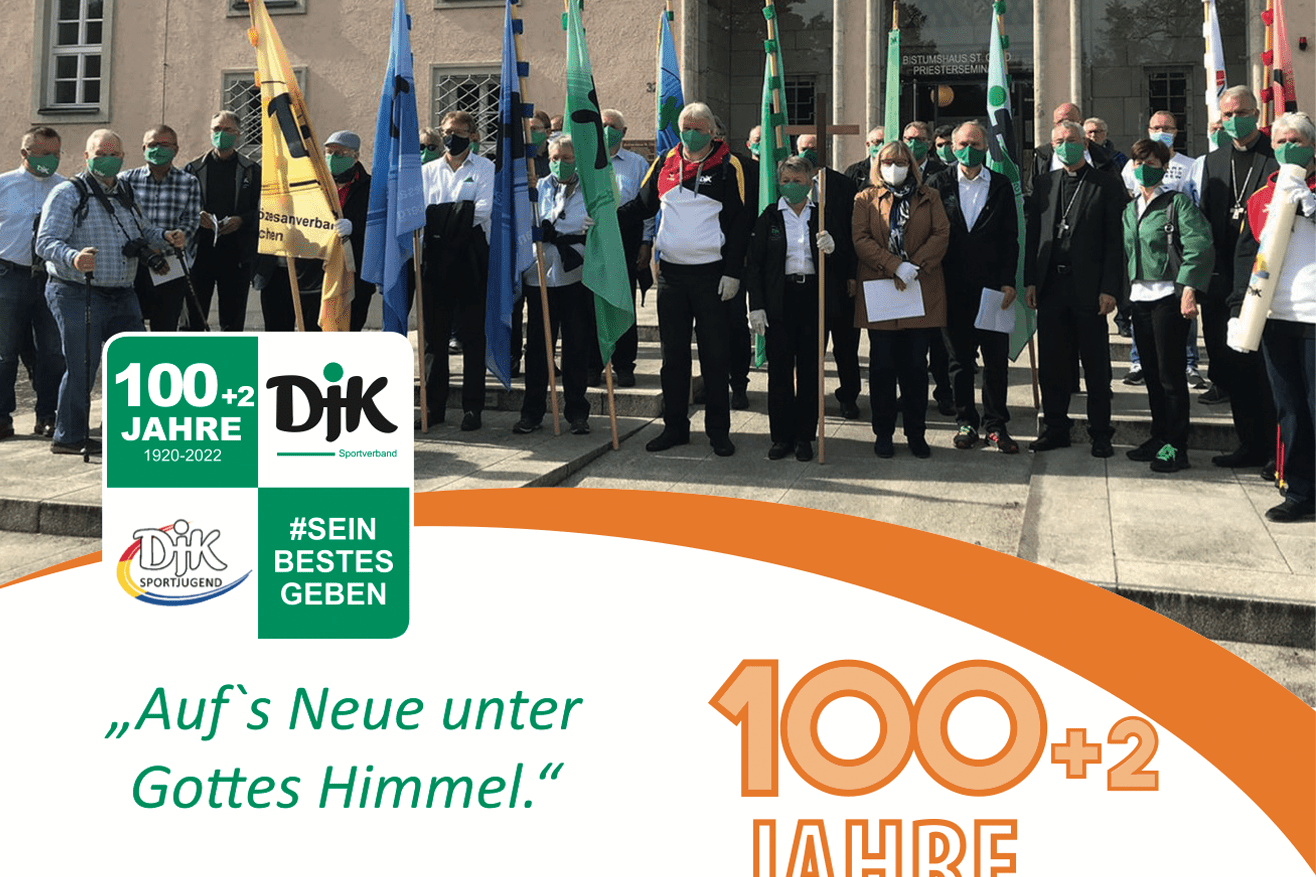 Gruppierung von Menschen mit Masken und Fahnen vor einem Geb&auml;ude, um das 100-j&auml;hriges Jubil&auml;um einer Sportorganisation zu feiern.