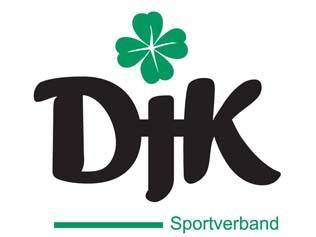 Logo des DJK Sportverbands mit einem vierbl&auml;ttrigen Kleeblatt &uuml;ber den Buchstaben &bdquo;DJK&ldquo; in schwarz und gr&uuml;n.